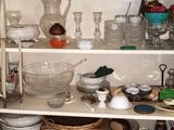 une étagère remplie de verres et de vaisselle dans une cuisine