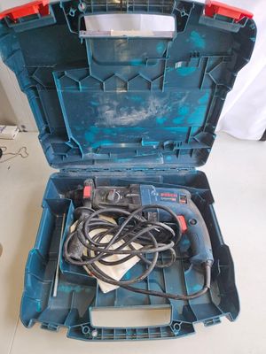 une boîte à outils bleue avec des outils à l'intérieur