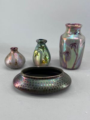 trois vases posés l'un à côté de l'autre sur une table