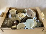 une boîte en carton remplie de nombreux vases de toutes sortes