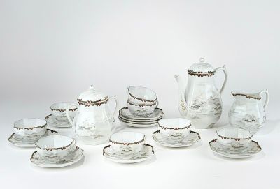 une table blanche sur laquelle sont disposés de nombreux plats et tasses