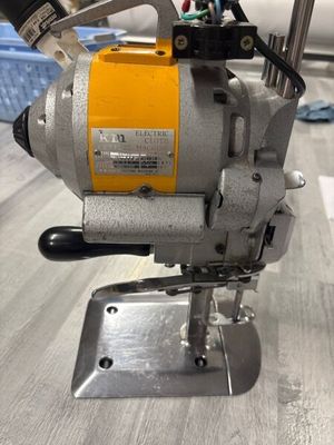 une machine posée sur une table