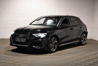L'Audi Q3 est garée dans un garage dont le sol est à damier.