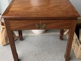 une petite table en bois surmontée d'un tiroir