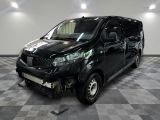une photo d'une camionnette noire garée dans un garage