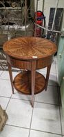 Petit guéridon rond en marqueterie de noyer (sauts de marque…