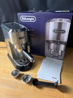 une photo d'une cafetière posée sur une table en bois