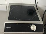 une cuisinière sur laquelle se trouve un brûleur noir