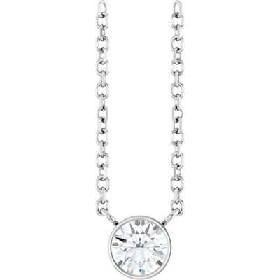 un collier en diamants avec une chaîne sur fond blanc