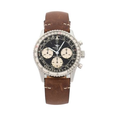 gros plan d'une montre sur fond blanc avec un bracelet marron