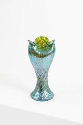 LOETZ Vase à corps diabolo à col corolle polylobé irrégulier…