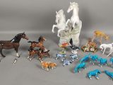 de nombreuses figurines de chevaux et des chevaux posés sur la table