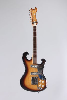 une guitare électrique accrochée à un mur sur fond blanc