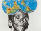 une affiche blanche sur laquelle figure la photo d'un homme avec un globe terrestre sur la tête