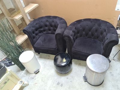 deux chaises et une table dans une pièce