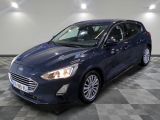 une Ford Focus bleue garée sur un sol à damier dans un garage