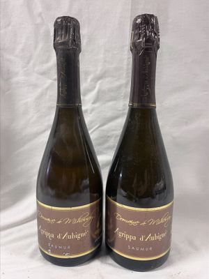 deux bouteilles de vin posées l'une à côté de l'autre sur une table