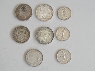 un grand nombre de pièces qui se trouvent sur une surface blanche