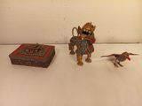 trois figurines assises sur une table
