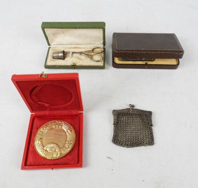plusieurs petits objets métalliques, dont une médaille en or, un portefeuille et un sac à main
