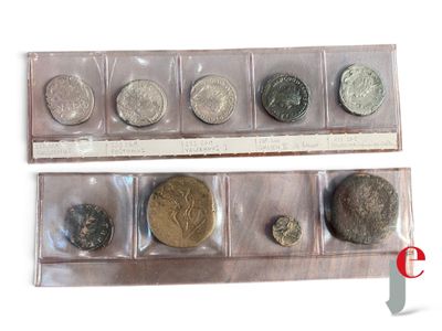 Plusieurs types de pièces différentes sont exposées dans une vitrine.