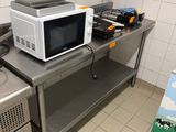 un micro-ondes et une cuisinière dans une petite cuisine