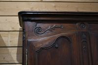 Buffet deux corps en châtaignier mouluré et sculpté de feuil… (photo 2)