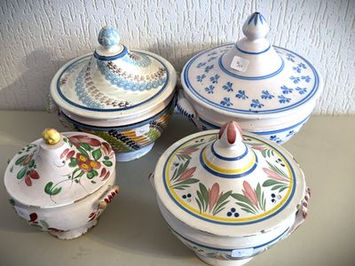 Plusieurs types de récipients en céramique sont posés sur une table