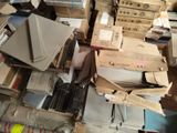 de nombreuses caisses remplies de matériel électronique par terre