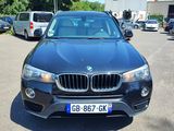 un SUV BMW noir garé sur un parking