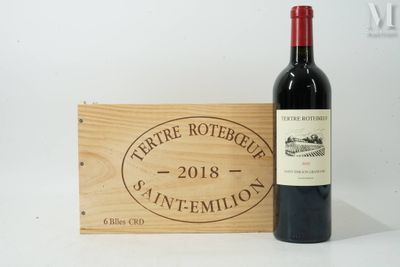 une bouteille de vin posée à côté d'une caisse en bois