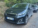 une petite voiture noire garée sur le bord de la route