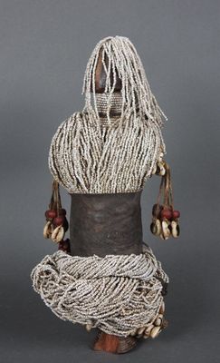 un gros plan sur une sculpture représentant une personne coiffée d'une coiffe