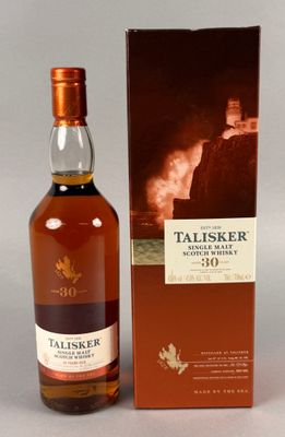une bouteille de whisky Talsker à côté d'un carton