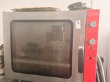 un micro-ondes posé sur une table dans une cuisine