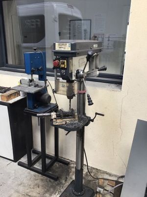 une machine posée sur un socle devant une fenêtre