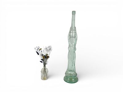 GRANDE BOUTEILLE décorative en verre moulé vert "La Porteuse…