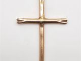 une croix dorée sur fond blanc