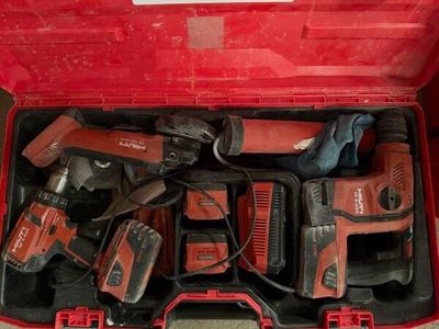une boîte à outils rouge avec des outils sur le sol
