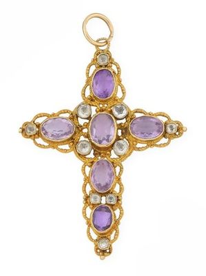 un pendentif en forme de croix en améthorate et diamant