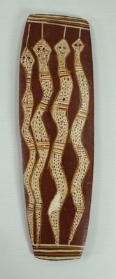 une œuvre d'art marron et blanche accrochée au mur