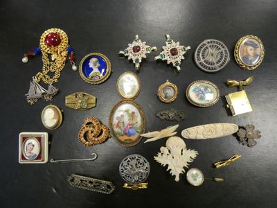 a lot of brooches that are on a table