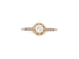 une bague en diamant et en or, ornée d'un motif floral sur le côté