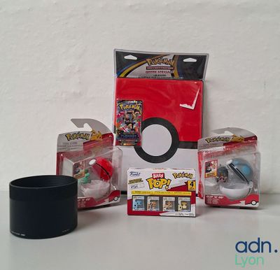 une boîte de jouets Pokémon posée sur une table à côté d'une tasse