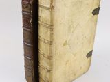 un livre ouvert sur une surface blanche