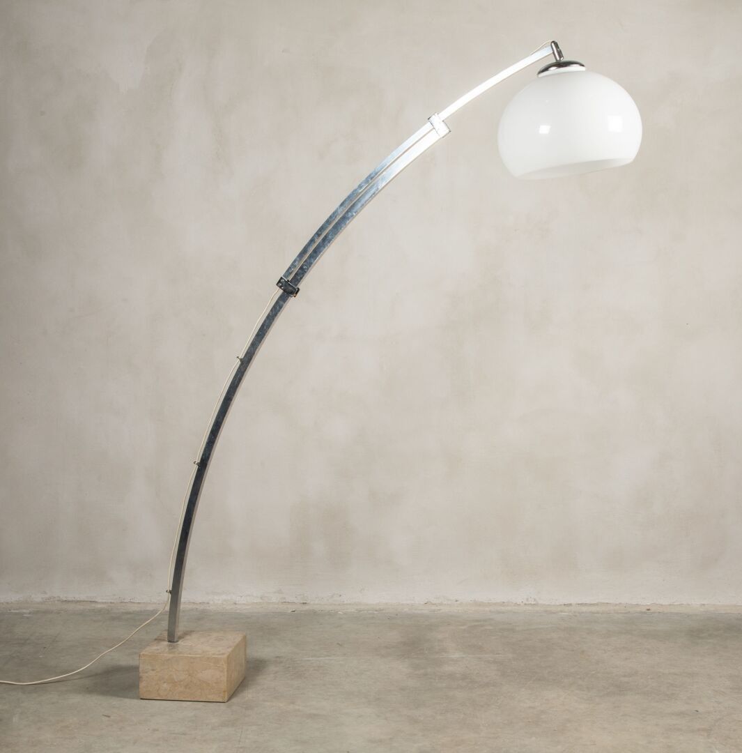 Lampadaire à un bras de lumière modulaire, le piètement en m…