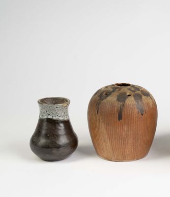 trois vases posés l'un à côté de l'autre sur une surface blanche