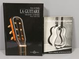 deux livres posés sur une table, avec une guitare devant eux