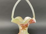 un vase en verre orné d'un motif floral