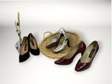 trois paires de chaussures pour femmes et un panier posés sur une table